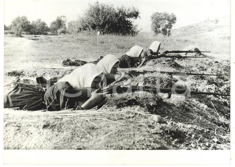 1967 TIRANA Contadine albanesi prendono la mira con il fucile *Foto 18x13 cm