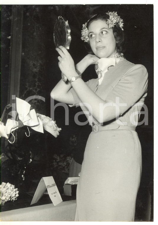1958 ROMA - CRAMI Mostra accessori di alta moda - Modella allo specchio *Foto