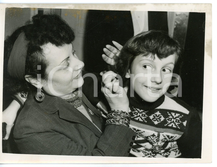 1953 LONDON Prodigy conductor Giannella DE MARCO with her mother *Foto 20x15 cm
