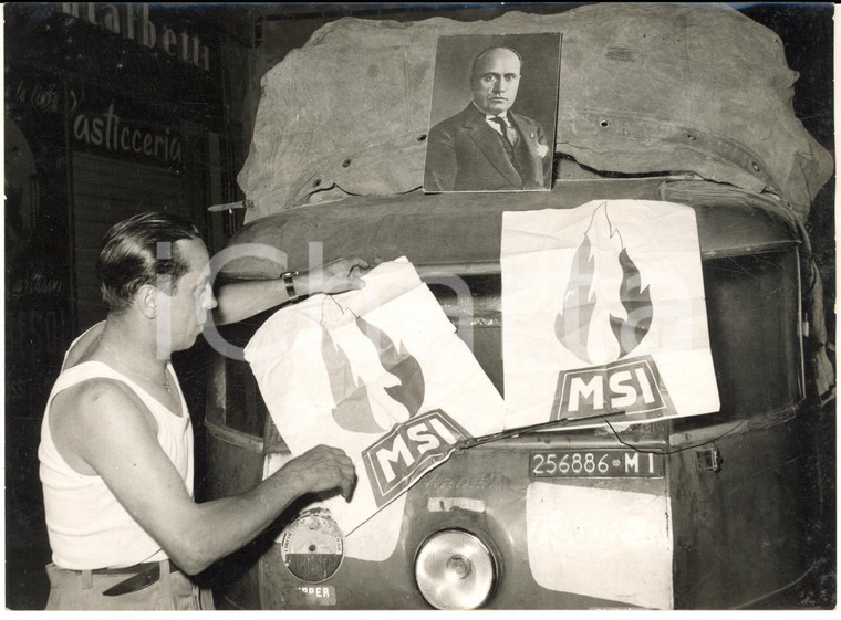 Agosto 1957 MILANO Giovani MSI partono per le ferie con ritratto Mussolini *Foto