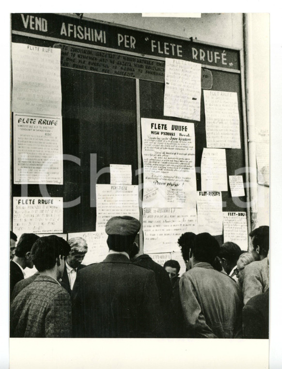 1960 ca BERAT (ALBANIA) Operai albanesi leggono manifesti marxisti *Foto 13x18