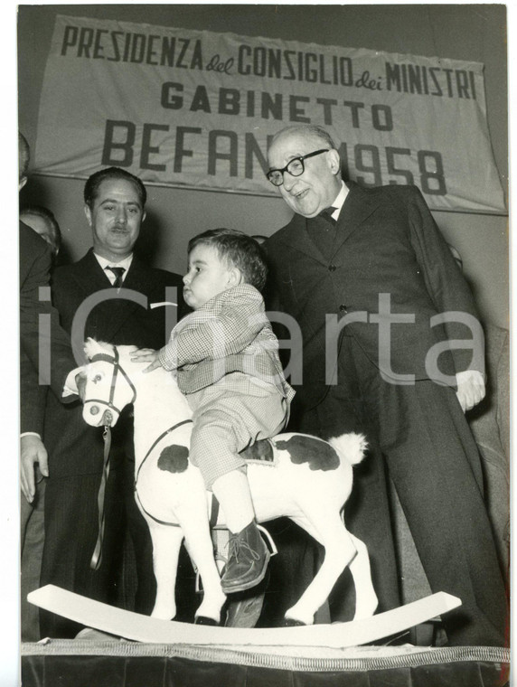 1958 ROMA Presidenza Consiglio ministri - Adone ZOLI consegna Befana ai bambini