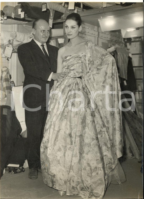 1961 PARIS MODA Pierre BALMAIN prepara collezione primavera-estate - Foto 13x18