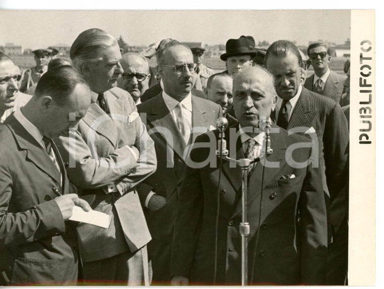 1954 ROMA CIAMPINO Anthony EDEN e Attilio PICCIONI circondati da giornalisti