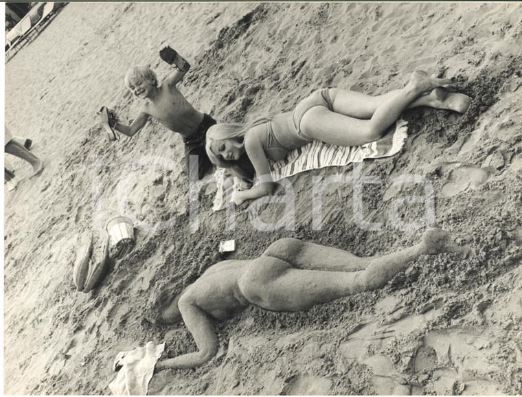 1968 VENEZIA Mostra del Cinema - Ketty MARSALA posa per nudo sulla sabbia *Foto