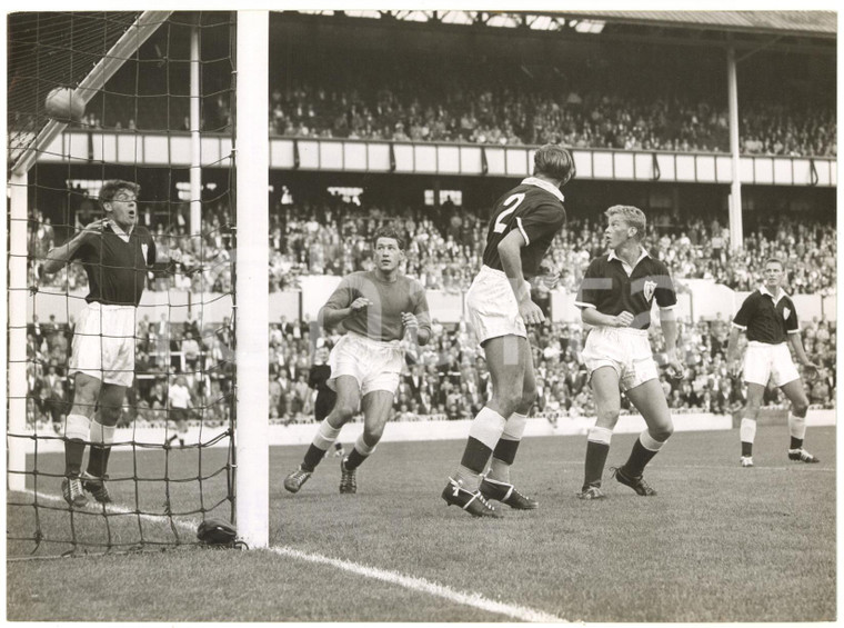 1959 LONDON FOOTBALL Chelsea F.C.-Tottenham - The ball from Bobby Smith scores