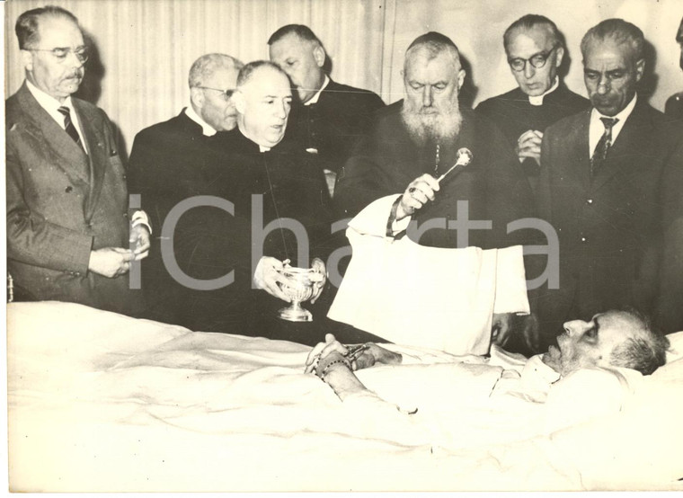 1958 CASTELGANDOLFO Card. Eugène TISSERANT benedice salma di papa Pio XII *Foto