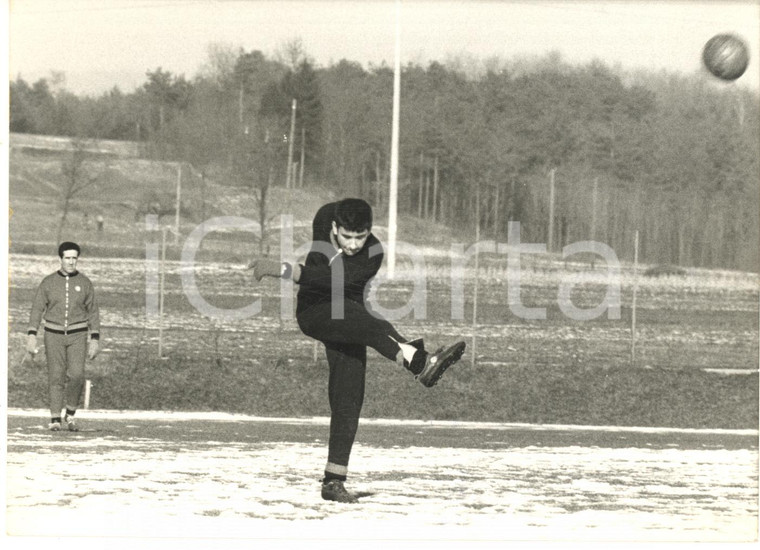 1965 MILANO INTERELLO Helenio HERRERA osserva allenamento del figlio *Foto