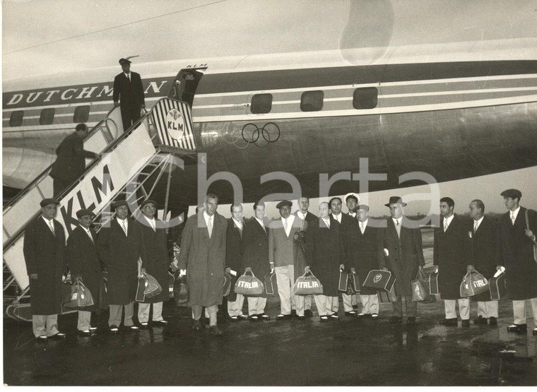 1956 ROMA Giulio ONESTI del CONI parte con gli azzurri per Olimpiadi Melbourne