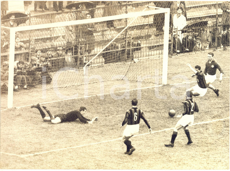 1969 MILANO CALCIO MILAN-FIORENTINA 0-0 Momento critico per Giorgio GHEZZI *Foto