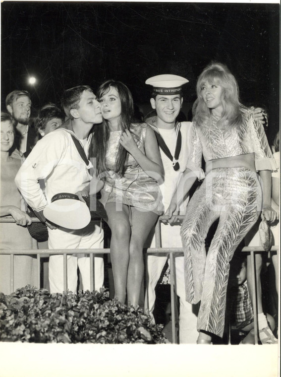 1967 VENEZIA Mostra del Cinema - Marisa e Vittoria SOLINAS tra i marinai *Foto