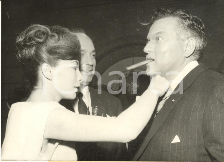 1959 PARIS Juliette GRECO aggiusta la cravatta di Orson WELLES sul set *Foto