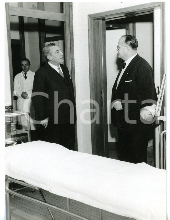 1958 MILANO Prefetto Angelo VICARI visita ambulatorio CROCE ROSSA ITALIANA *Foto