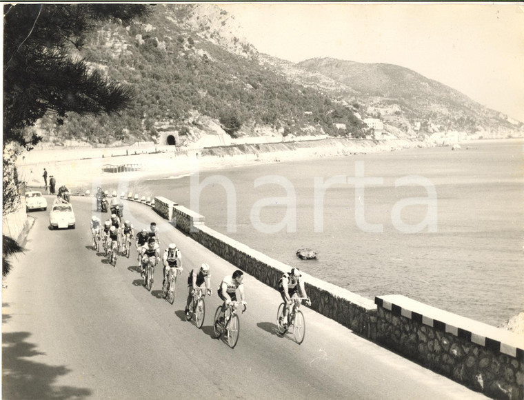 1960 CICLISMO MILANO-SANREMO Il gruppo lungo il litorale ligure *Foto 24x18 cm