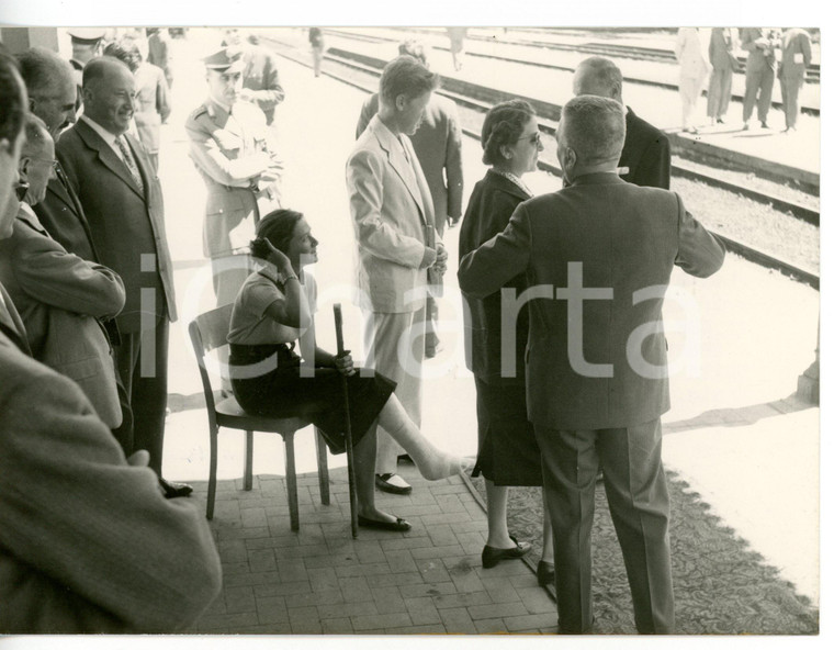 1958 AOSTA Cecilia GRONCHI con una gamba ingessata in partenza per COURMAYEUR