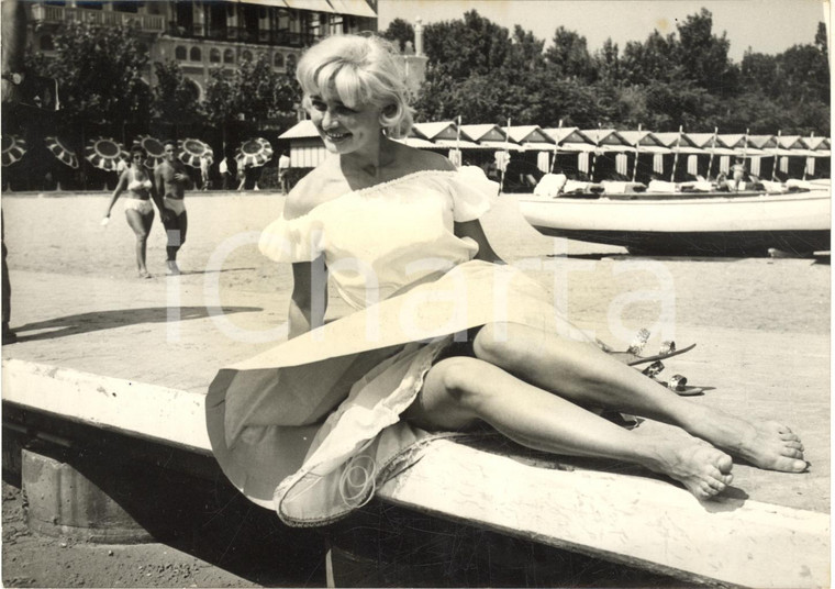 1959 VENEZIA Mostra del Cinema - Lucyna WINNICKA in posa al Lido - Foto 18x13