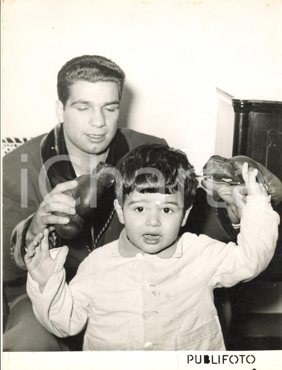 1955 ca BOXE ITALIA Il pugile Duilio LOI con il figlio bambino (2) - Foto 18x24