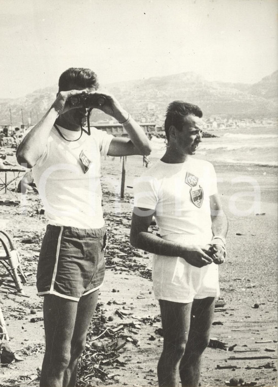 1960 MARSEILLE Les premiers maîtres-nageurs sauveteurs C.R.S. à la plage *Photo