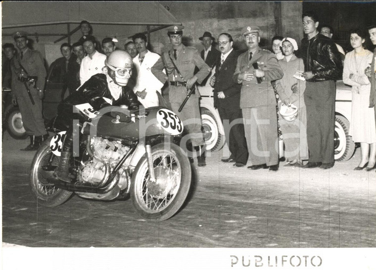 1955 MOTOCICLISMO MILANO-TARANTO Il vincitore Bruno FRANCISCI su GILERA *Foto