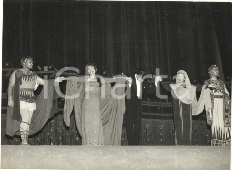 1961 MILANO Teatro alla Scala - Maria CALLAS sul palco dopo "Medea" - Foto 24x18