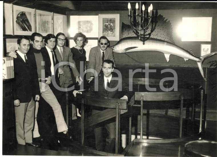 1968 MILANO Mario ALLEGRI e il suo team in partenza per spedizione in Amazzonia