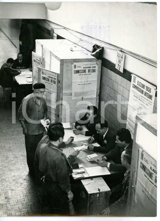 1956 TORINO Elezioni interne FIAT - Operai ai seggi elettorali *Foto 18x24 cm