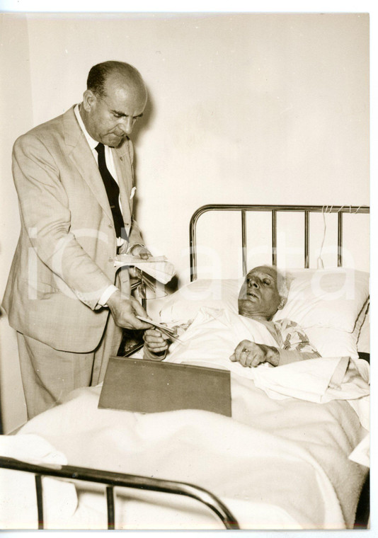 1956 ROMA Elezioni amministrative - Invalido vota dal letto di ospedale *Foto