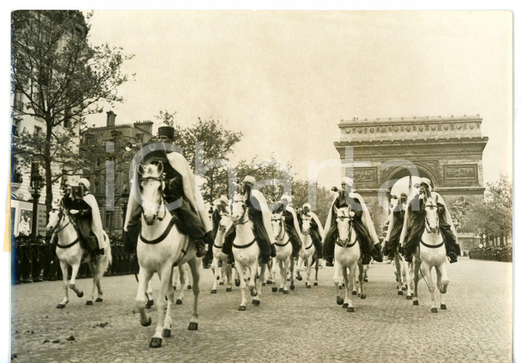 1958 PARIS Arco di Trionfo - Spahis algerini a cavallo per giorno della Vittoria