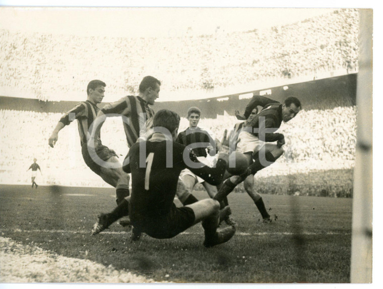 1960 CALCIO Serie A - INTER-MILAN 1-0 Tiro in porta di Santiago VERNAZZA *Foto