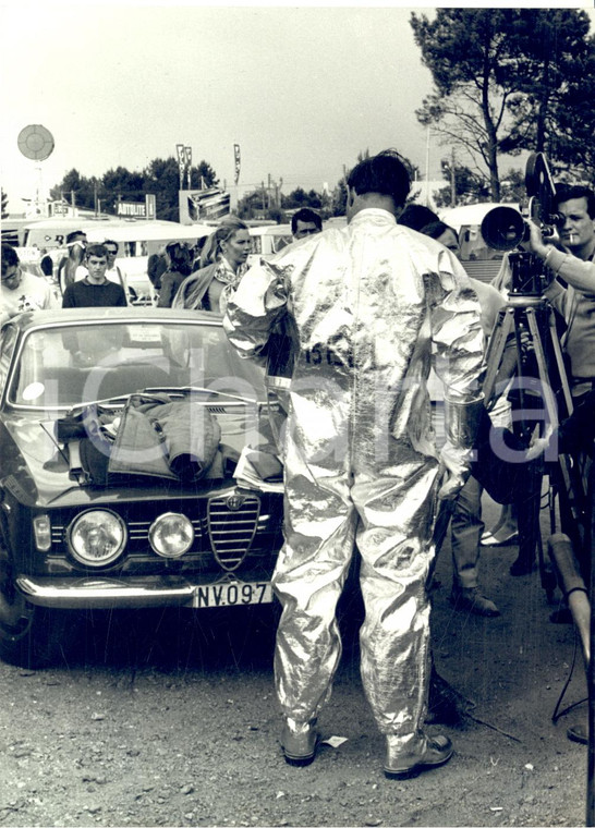 1967 AUTOMOBILISMO 24 Ore LE MANS Corridore con tuta antincendio BELL *Foto