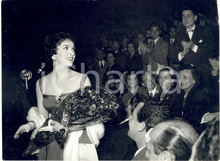 1954 MILANO Teatro Manzoni - Gina LOLLOBRIGIDA alla prima del film "La romana"