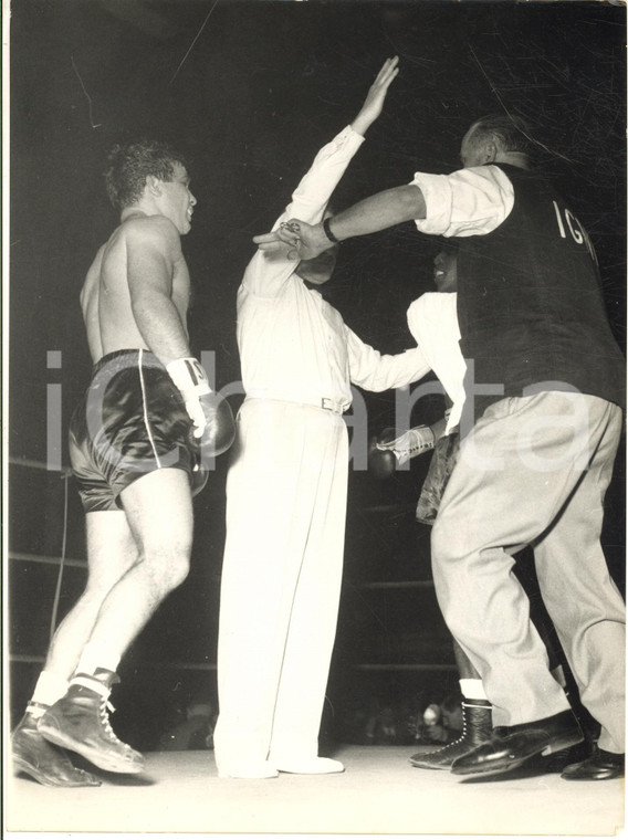 1962 MILANO BOXE Duilio LOI vs Eddie PERKINS - Intervento dell'arbitro *Foto