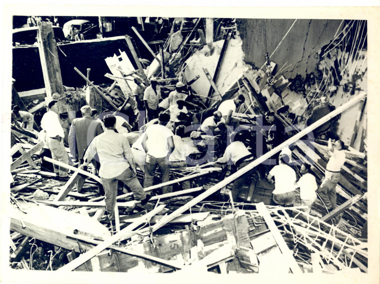 1953 SCARSDALE (NY) A collapsed building - Wormen carrying out a cement *Photo