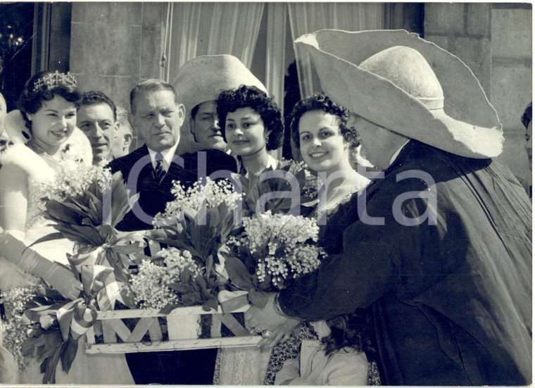 1957 PARIS 1er Mai - René COTY reçoit du muguet porte-bonheur *Photo 18x13 cm