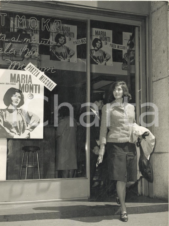 1962 MILANO MISSORI Maria MONTI promuove il disco "Piazza Missori" al bar *Foto