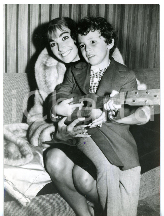 1959 LONDON Attrice Anna Maria PIERANGELI con il figlio Perry FARINOLA *Foto