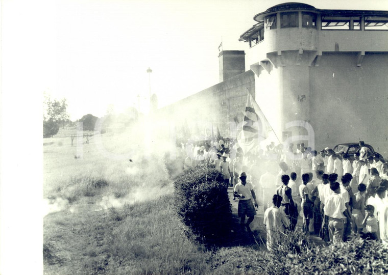 1959 SINGAPORE Changi Prison - Release of political prisoners *Photo 18x13 cm
