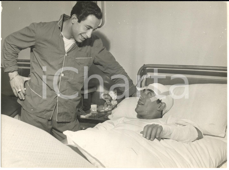 1953 CALCIO MILANO INTER Lido MAZZONI visita Benito LORENZI in ospedale - Foto