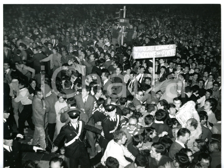 1967 MILANO Piazza Duomo - Manifestanti pro VIETNAM impediscono GIRO D'ITALIA