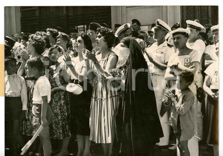 1958 ANNABA (ALGERIA) Giovani donne e marinai all'arrivo di Charles DE GAULLE