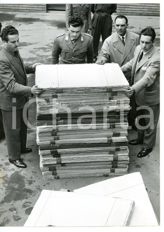 1955 ca MILANO Guardia di Finanza sequestra cassa di sigarette di contrabbando 