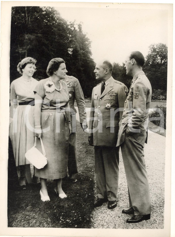 1953 THE HAGUE Queen Juliana with Gen. Matthew RIDGWAY invested with Grand Cross