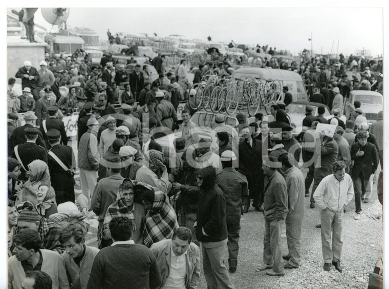 1967 CICLISMO - GIRO D'ITALIA Majella (Blockhaus) Folla in attesa dei corridori