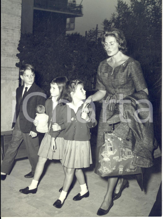 1959 ROMA Viale Buozzi - Ingrid BERGMAN esce di casa con i figli *Foto 13x18