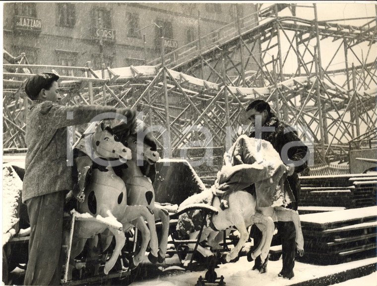 1960 ca TORINO Piazza Vittorio Veneto - Preparazione del Carnevale sotto la neve