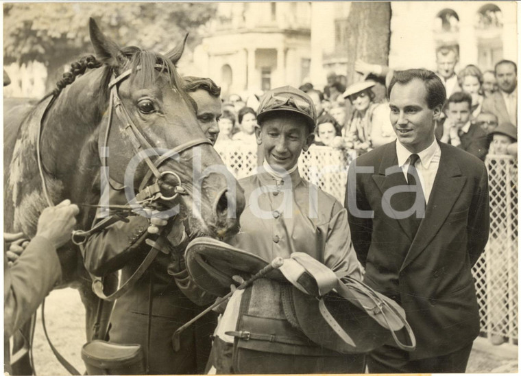 1960 LONGCHAMP Grand Prix de PARIS - Karim AGA KHAN avec son cheval vainqueur