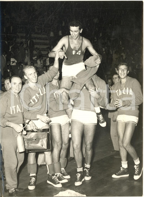 1956 BOLOGNA BASKET Trofeo MAIRANO - Italia-Svezia 86-30 - Festa italiana *Foto