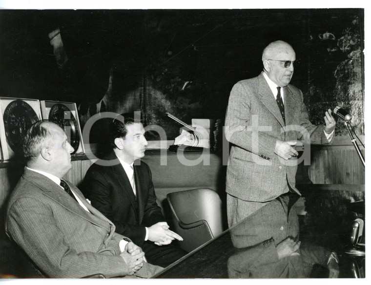 1960 MILANO Giuseppe AMBROSINI presenta alla stampa 43° GIRO D'ITALIA *Foto