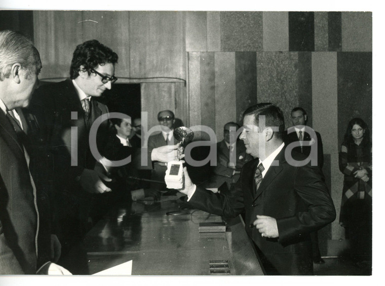 1971 MILANO Dirigente impresa di pulizie SPLENDOR SERVICE riceve PREMIO QUALITÀ