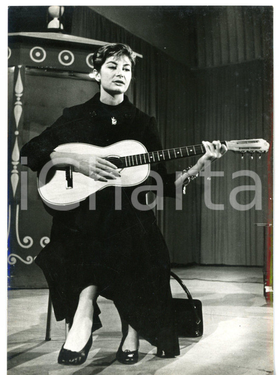 1957 LASCIA O RADDOPPIA? Concorrente Lulli MARIANI suona la chitarra acustica